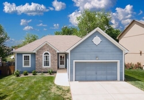 12196 S Valley Rd in Olathe, KS - Building Photo
