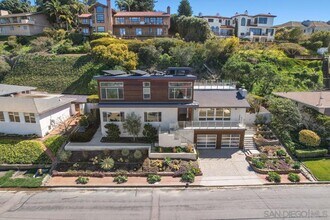 923 Muirlands Vista Way in San Diego, CA - Building Photo - Building Photo
