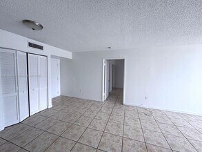 8261 NW 8th St in Miami, FL - Building Photo - Building Photo
