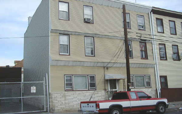 8 Fleming Ave in Newark, NJ - Foto de edificio - Building Photo