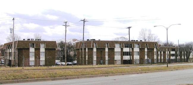 Four Seasons Apartments in St. Louis, MO - Building Photo - Building Photo