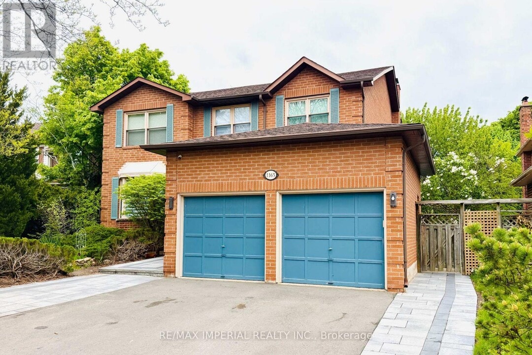 1165 Painted Post Ct in Oakville, ON - Building Photo