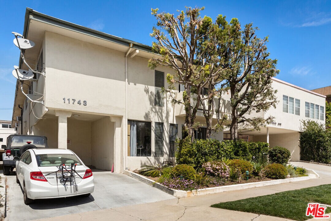 11743 Mayfield Ave in Los Angeles, CA - Building Photo