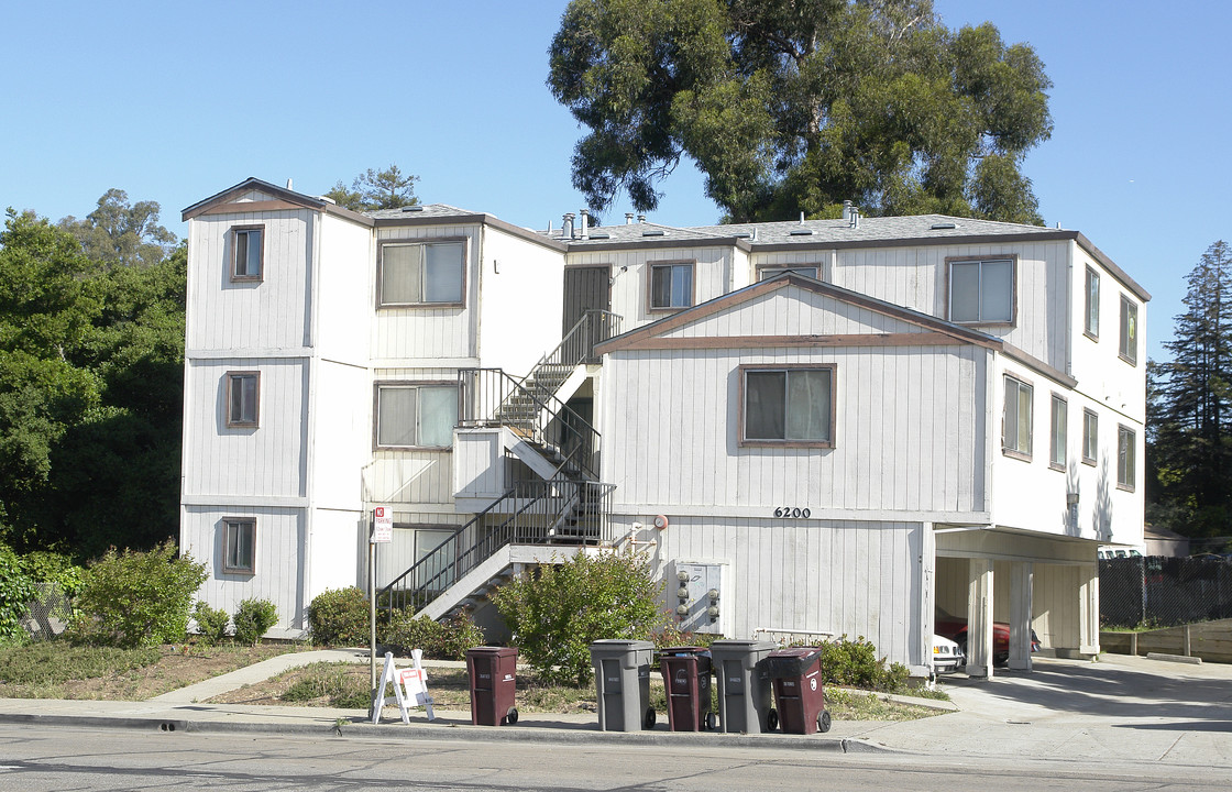 6200 Seminary Ave in Oakland, CA - Building Photo