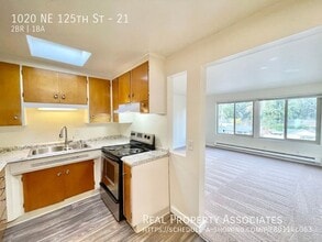 The Royal Apartments in Seattle, WA - Building Photo - Building Photo