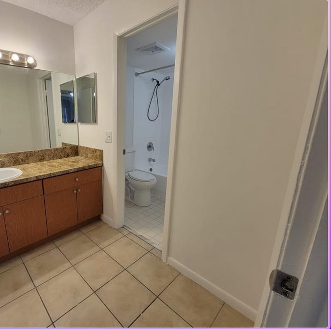 18250 Mediterranean Blvd, Unit 3 in Miami Gardens, FL - Building Photo - Building Photo