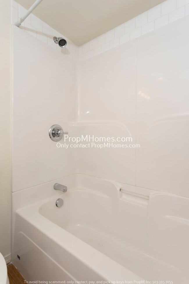 5160 NE Columbia Blvd-Unit -Unit B in Portland, OR - Building Photo - Building Photo