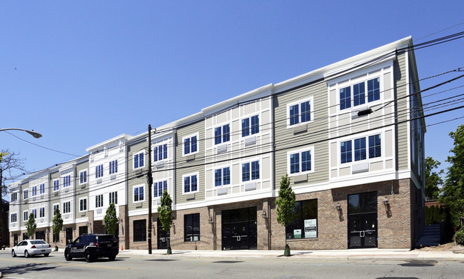 The Bromley at 44 Main in Little Falls, NJ - Foto de edificio - Building Photo