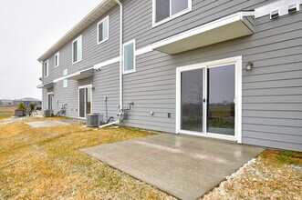 211 NW Greenway Pl in Waukee, IA - Building Photo - Building Photo