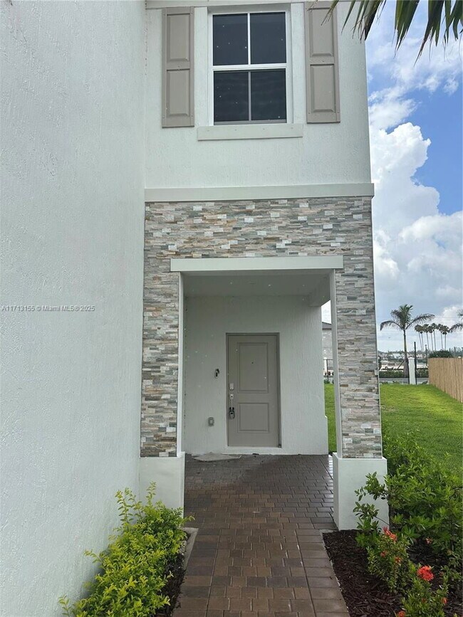2430 SE 24th St in Homestead, FL - Building Photo - Building Photo