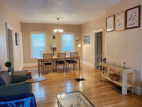 999 Lyle St-Unit -1 in Malden, MA - Foto de edificio - Building Photo