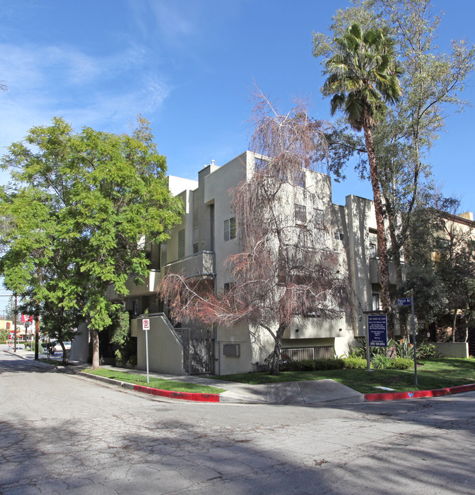 The Ponce De Leon in Woodland Hills, CA - Building Photo