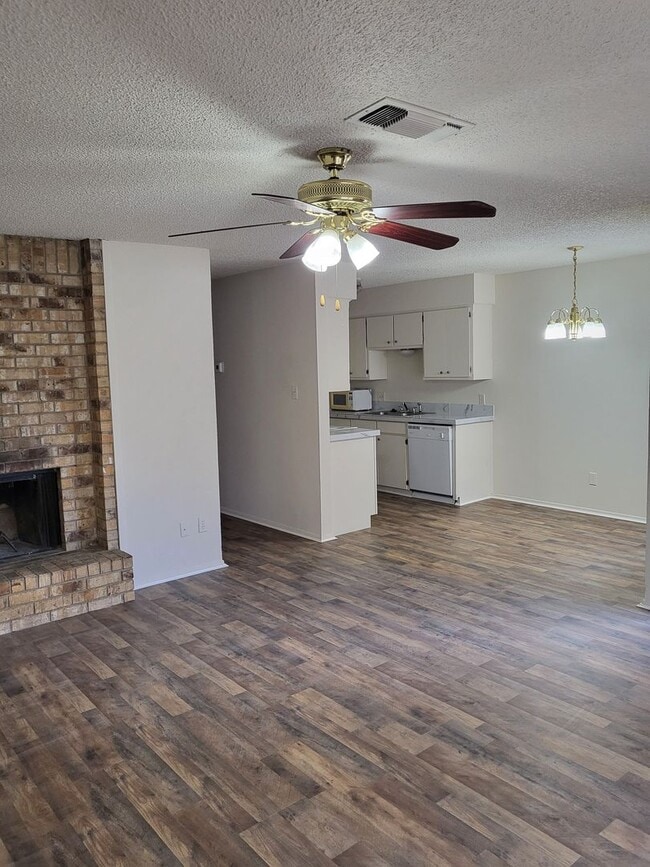 525 Claire Ct in Arlington, TX - Building Photo - Building Photo