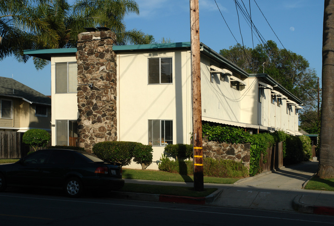 221 W Anapamu St in Santa Barbara, CA - Building Photo