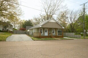 204 Oakland St in Martin, TN - Building Photo