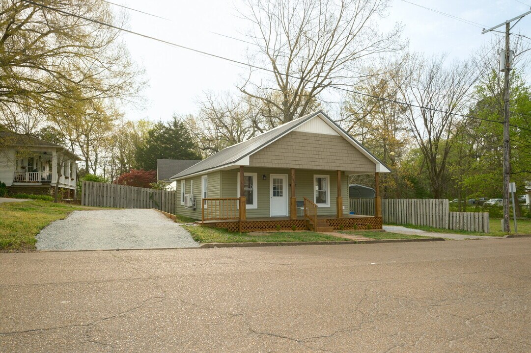 204 Oakland St in Martin, TN - Building Photo
