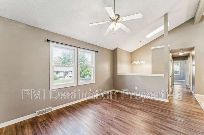525 NE Karapat Dr in Kansas City, MO - Building Photo - Building Photo