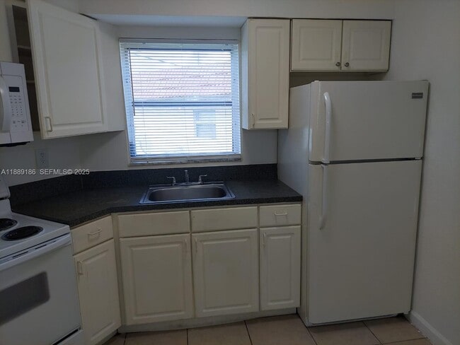 978 SW 10th Dr in Pompano Beach, FL - Foto de edificio - Building Photo