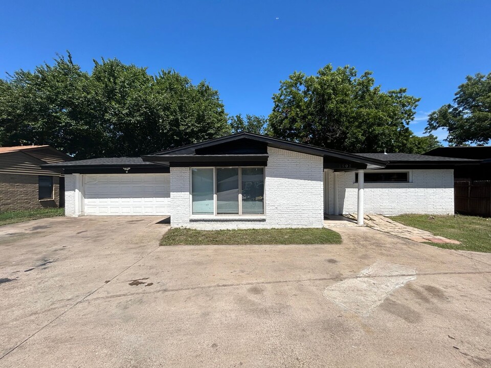 1902 N O'Connor Rd in Irving, TX - Building Photo