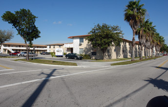 Lake Point Plaza Apartments in Hialeah, FL - Foto de edificio - Building Photo