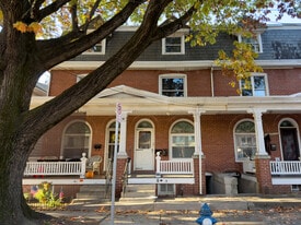 216 W Main St, Unit Apt 1 in Ephrata, PA - Building Photo