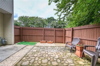 510 Arabian Cir in Yorktown, VA - Building Photo - Building Photo