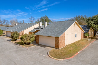 Cedar Garden Townhomes in Arlington, TX - Building Photo - Building Photo