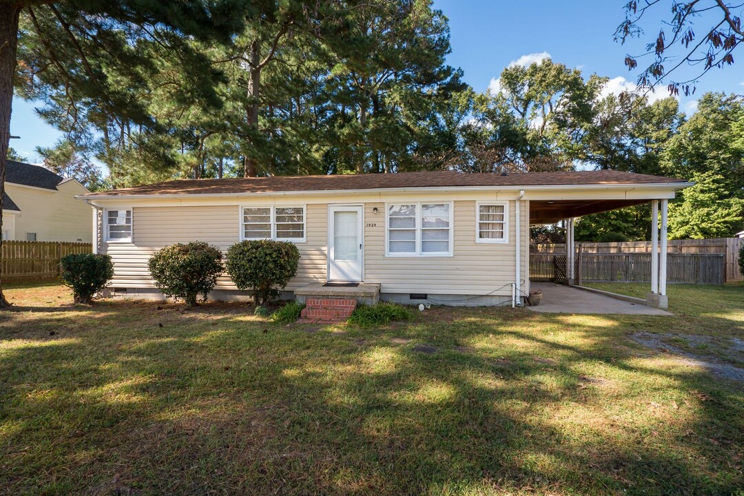 1929 Ashmore Dr in Virginia Beach, VA - Foto de edificio