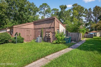 10711 Whispering Woods Pl in Jacksonville, FL - Building Photo - Building Photo