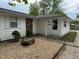 2505 S Ingram Mill Rd in Springfield, MO - Building Photo