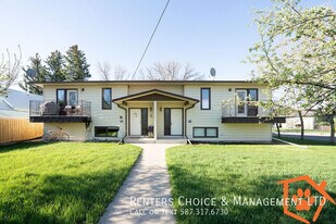 320-320 52 Ave W in Claresholm, AB - Building Photo