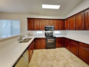18069 W Acapulco Ln in Surprise, AZ - Foto de edificio - Building Photo