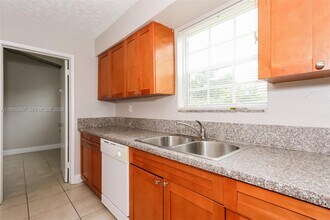 6331 Southgate Blvd in Margate, FL - Building Photo - Building Photo