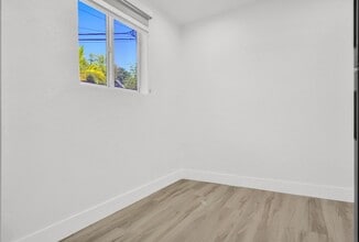 210 Beacom Blvd in Miami, FL - Building Photo - Building Photo