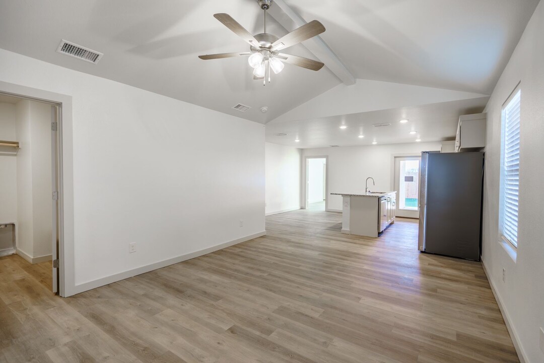 307 E 80th St in Lubbock, TX - Building Photo