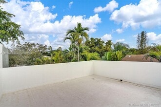 2940 Shipping Ave in Miami, FL - Building Photo - Building Photo
