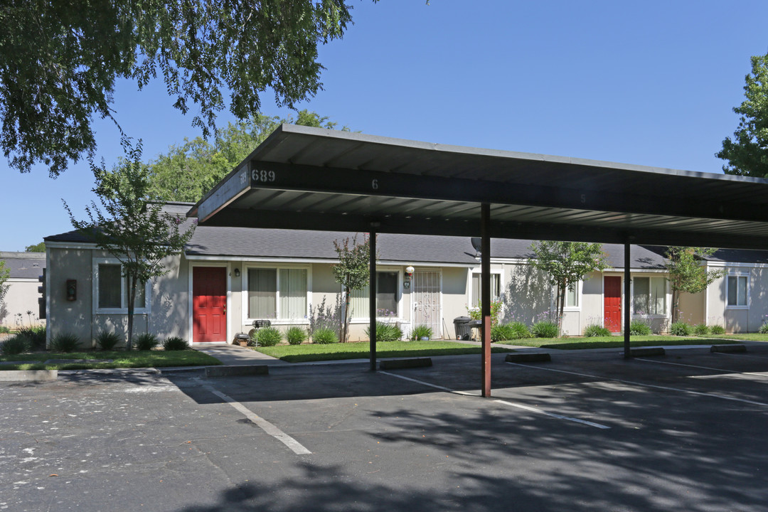 Saratoga in Merced, CA - Foto de edificio