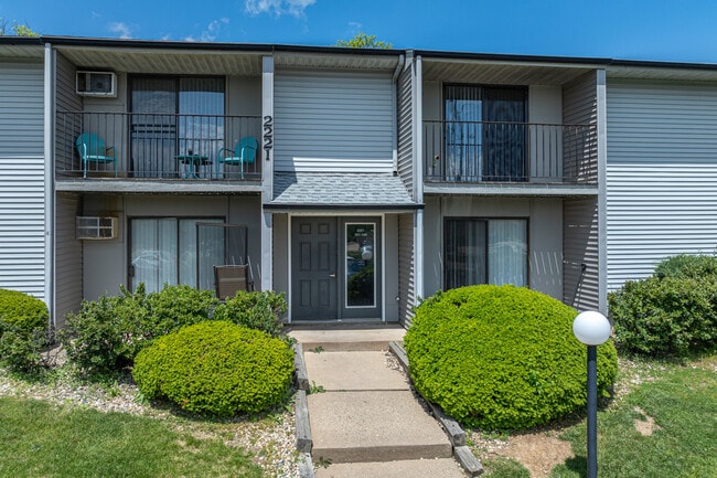 Willow Knolls Apartments in Peoria, IL - Building Photo - Building Photo