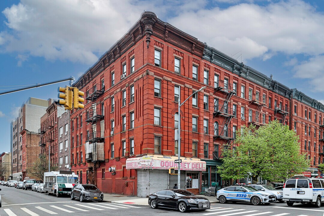 330 East 139Th Street in New York, NY - Foto de edificio