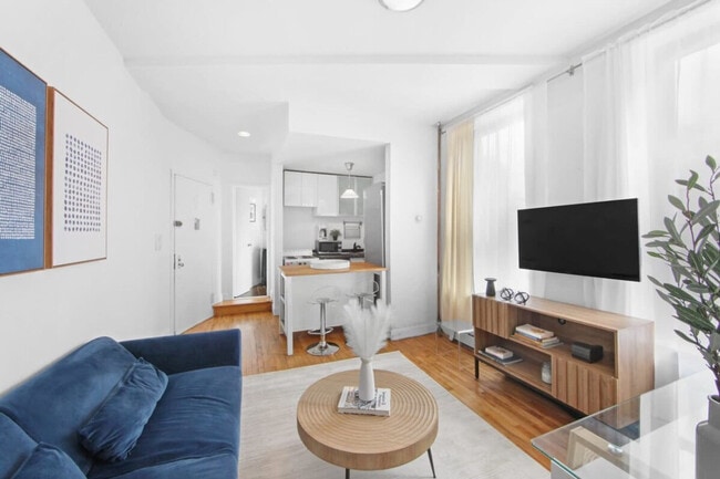 139 Christopher St in New York, NY - Building Photo - Building Photo