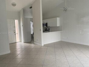 271 SE 8th St in Hallandale Beach, FL - Building Photo - Building Photo
