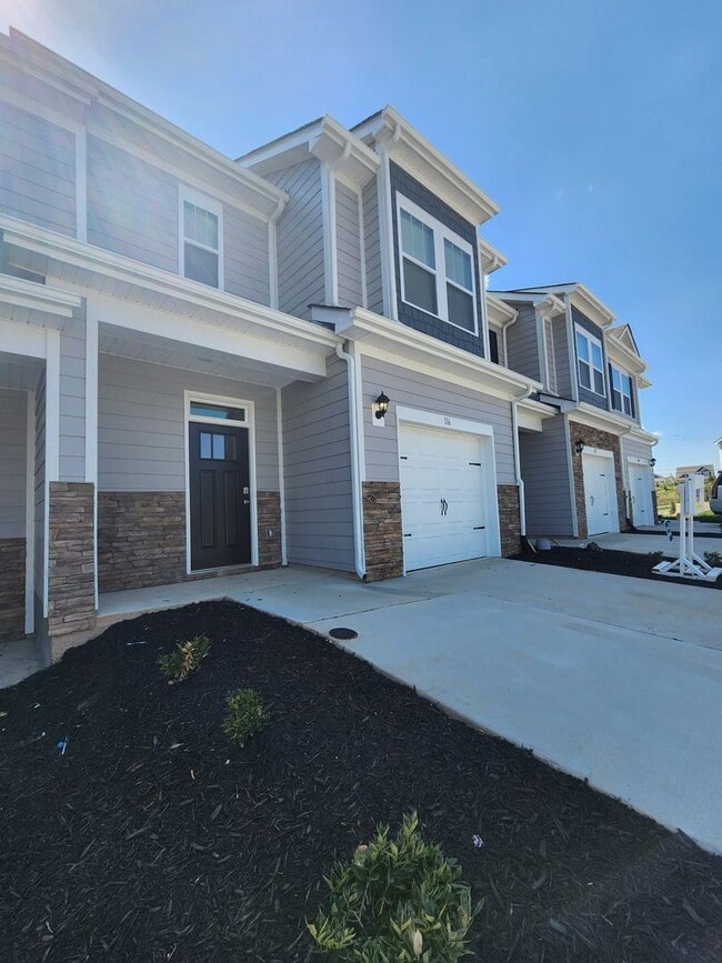 116 Creekview Rd in Hendersonville, NC - Building Photo - Building Photo