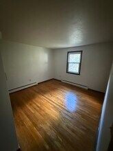 372 Park St, Unit 3 in Bristol, CT - Foto de edificio - Building Photo