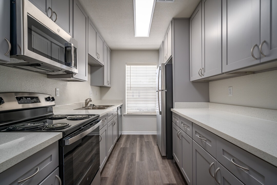 Village Place in Houston, TX - Building Photo