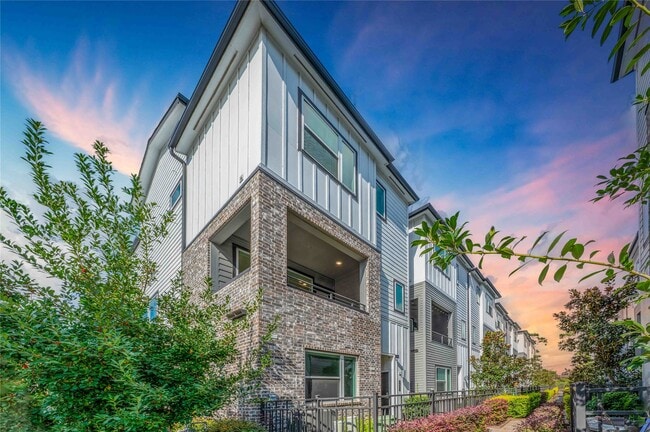 2471 W 11th St in Houston, TX - Foto de edificio - Building Photo