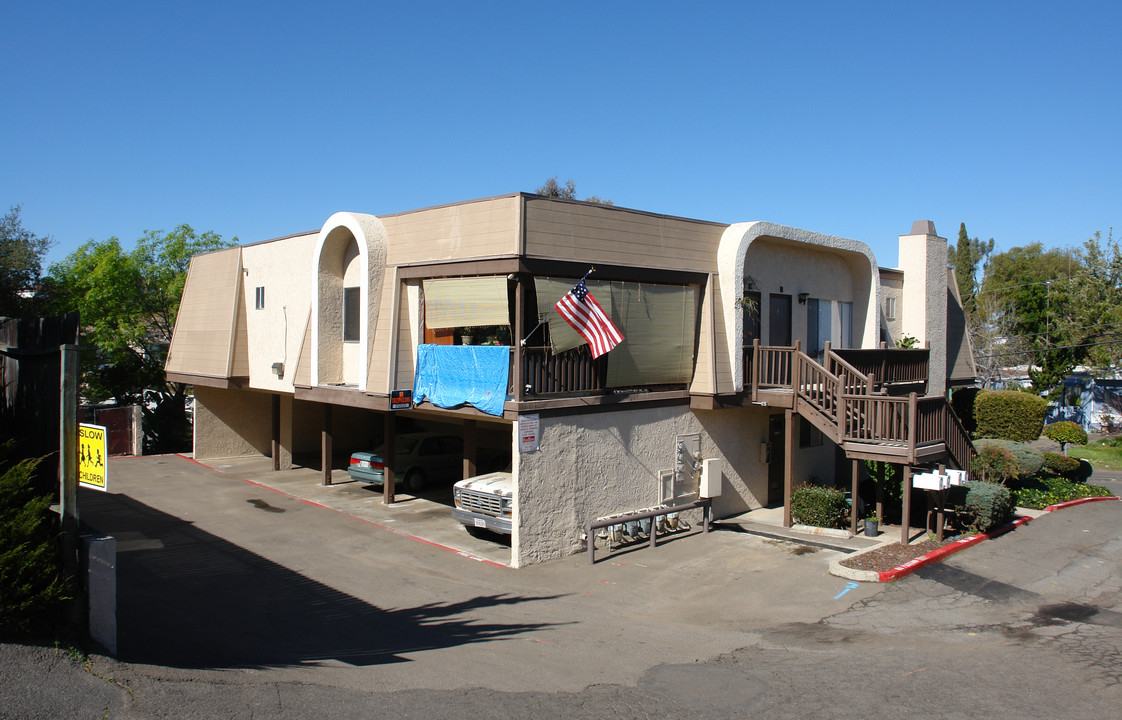 OAKCREST APARTMENTS in Vista, CA - Building Photo