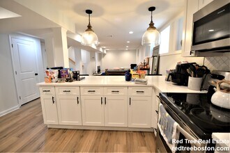 179 Putnam St, Unit 1 in Boston, MA - Building Photo - Building Photo