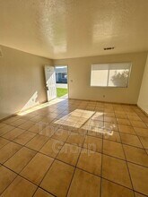 10850 Thompson Dr in Hanford, CA - Building Photo - Building Photo