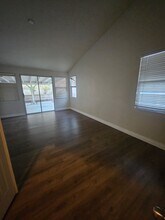 1102 Stillwater Rd in Corona, CA - Foto de edificio - Building Photo