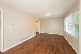 2407 Oakridge Ct in Decatur, GA - Building Photo - Building Photo